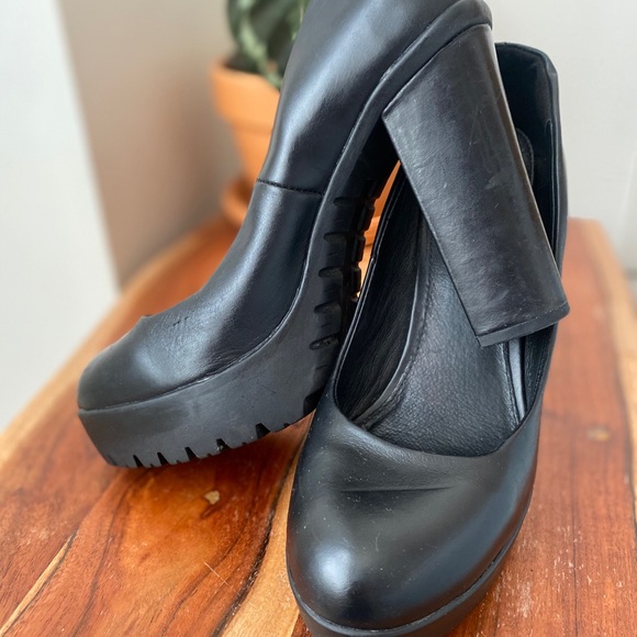 Platforms - Picture 1 of 3